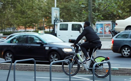 Dois terços vão de carro para o trabalho, só 1% de bicicleta. Em média são 19,9 minutos