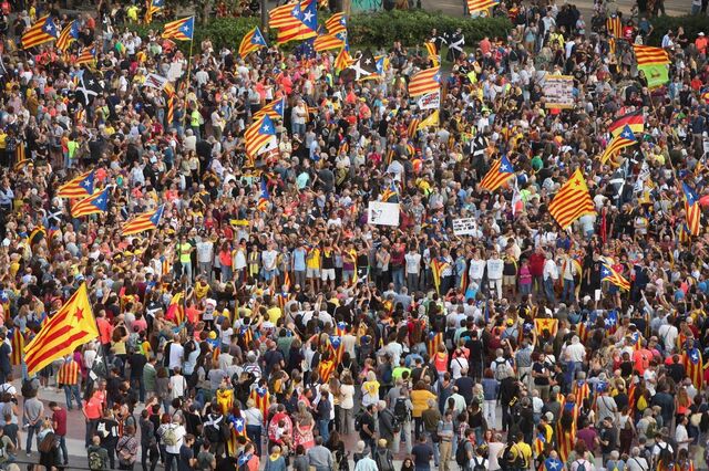 Independentistas catalães e polícia em confronto em Barcelona 