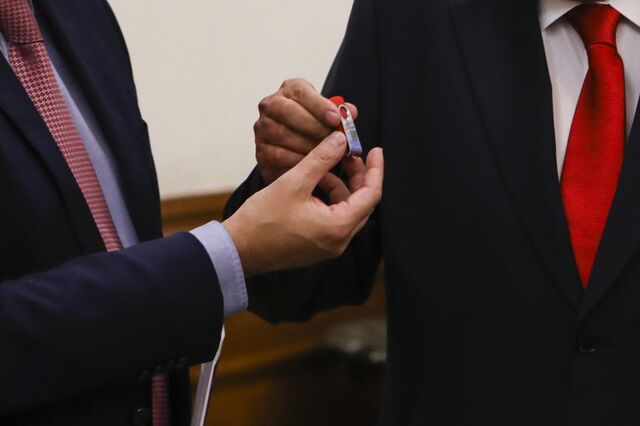 Centeno entrega Orçamento no parlamento a poucos minutos do fim do prazo