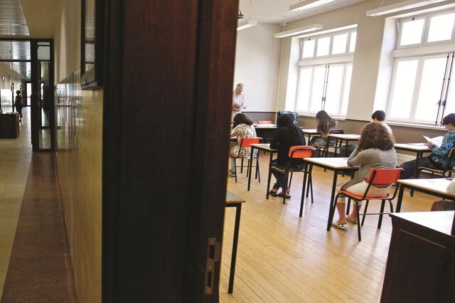 Escolas vão poder gastar 6,5 milhões em computadores para assegurar provas online