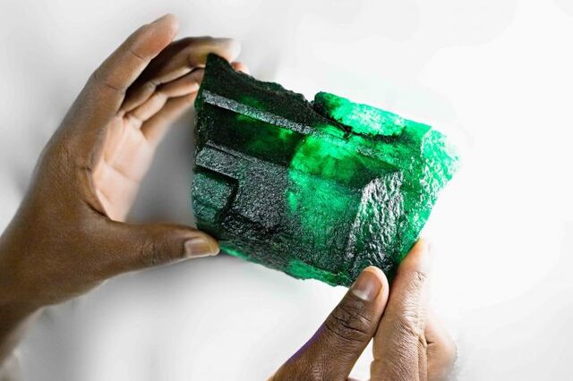Mineira descobre uma esmeralda com mais de um quilo