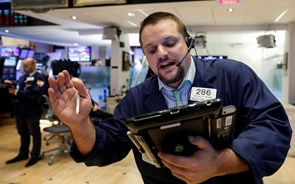 Wall Street encerra em terreno misto. Ford derrapa 18%