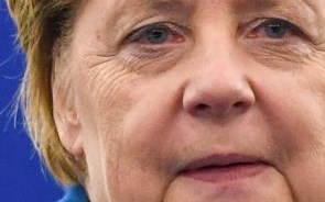Merkel junta-se a Macron e pede exército comum na UE