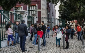 Quatro arguidos por alegadas irregularidades em contratos de manutenção de escolas