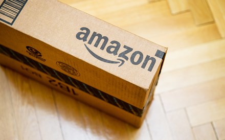 Amazon investe 800 milhões para conseguir entregar encomendas num dia