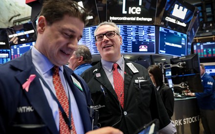 Wall Street encerra no verde. S&P 500 bate máximos históricos