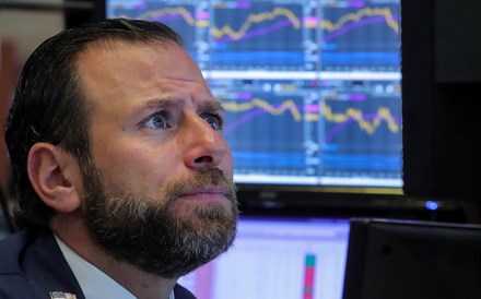 Pessimismo de Bruxelas e Twitter penalizam Wall Street