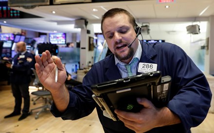 Wall Street encerra em terreno misto. Ford derrapa 18%