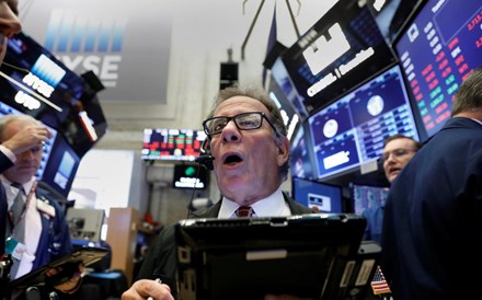 Wall Street sobe enquanto espera por Powell