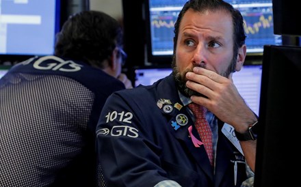 Wall Street cede terreno à espera da Fed