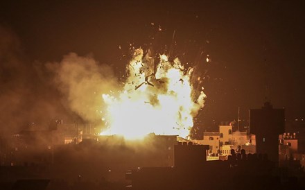 Ataque aéreo israelita destrói estação televisiva do Hamas na Faixa de Gaza