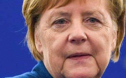 Merkel junta-se a Macron e pede exército comum na UE