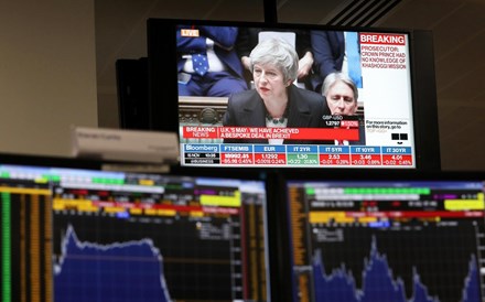 Onda de demissões no Governo de May arrasta bolsas. Banca britânica afunda