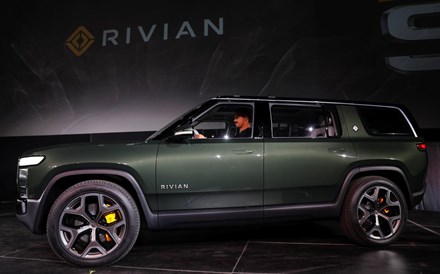 Fabricante automóvel Rivian supera 100 mil milhões de dólares na estreia em bolsa