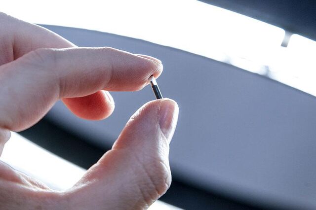 Empresas britânicas querem implantar microchips nos funcionários