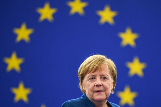 Merkel junta-se a Macron e pede exército comum na UE