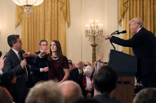 Casa Branca obrigada a devolver credenciação a jornalista da CNN afastado por Trump