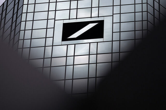 Deutsche Bank volta aos lucros quatro anos depois mas receitas contraem. Ações descem