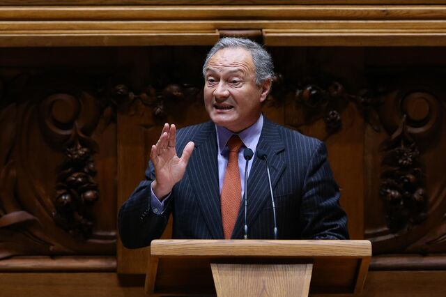 PSD diz que OE é um carro que ficou com os 'calços dos travões colados'