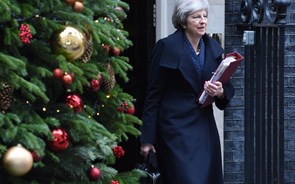 Theresa May vai reagendar votação sobre o Brexit para meados de Janeiro