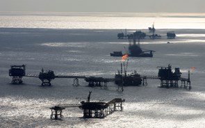 Petróleo dispara mais de 4% com menos stocks nos EUA, tensões com o Irão e tempestade no Golfo do México