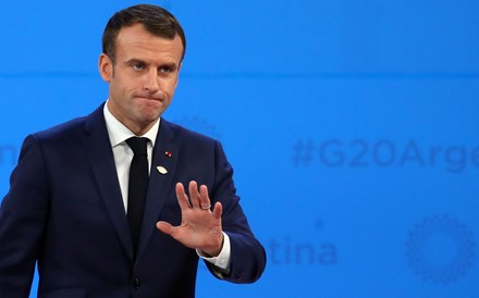 Macron anula taxa sobre combustíveis