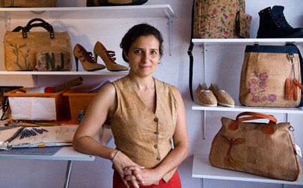 Najha: Criativa da cortiça sobe ao “eco-luxo” e abre atelier na Feira