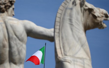 Juros de Itália em forte queda baixam os 2% pela primeira vez em mais de um ano