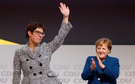 Partido de Merkel escolhe novo líder a 25 de abril