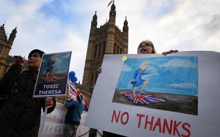 Manifestantes empunham cartazes a favor e contra o Brexit em dia de mais um adiamento