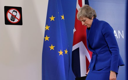 May admite adiar Brexit em alternativa a saída sem acordo