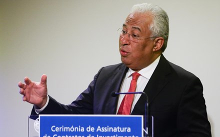 Costa acaba a governar ora à esquerda ora à direita