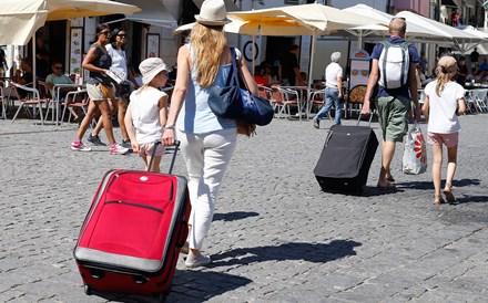 Turismo cresce, mas menos. Há mais brasileiros e espanhóis e menos alemães e holandeses