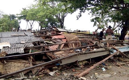 Tsunami na Indonésia faz pelo menos 222 mortos e 843 feridos