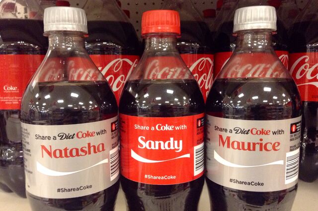 Nomes em garrafas de Coca-Cola geram lucro para fintech