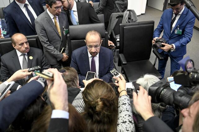 Petróleo afunda 5% após Arábia Saudita defender corte 'modesto' na produção