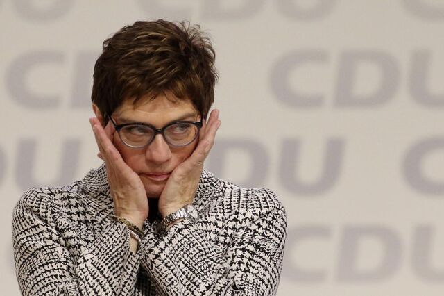 Sucessora de Merkel preocupada com política de juros baixos do BCE