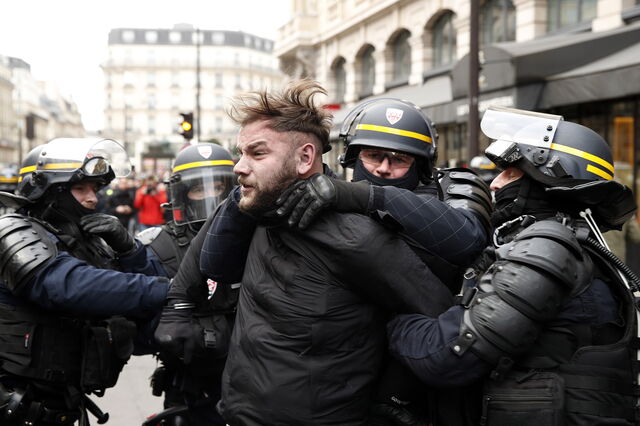 “Coletes amarelos”: 1200 detidos. Macron fala ao país no início da semana