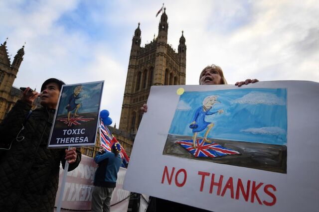Manifestantes empunham cartazes a favor e contra o Brexit em dia de mais um adiamento
