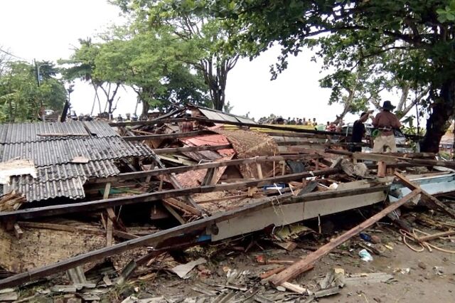 Tsunami na Indonésia faz pelo menos 222 mortos e 843 feridos
