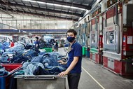 O processo de fabrico de jeans na Saitex requer menos mão-de-obra do que em qualquer outra parte do mundo, diz a empresa. Reduz também as emissões de dióxido de carbono e outras partículas suspensas no ar.