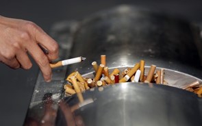 Coimas elevadas para quem deitar beatas de cigarros para o chão