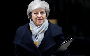 Theresa May diz que adiamento da saída da UE 'não resolve o problema'