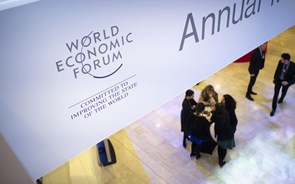 Fórum de Davos regressa após dois anos de interrupção. Presidente ucraniano faz discurso de abertura