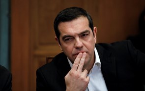 Tsipras anuncia aumento do salário mínimo na Grécia para 650 euros
