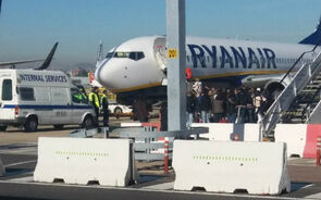 Passageiros de voo da Ryanair ficaram quase cinco horas dentro de avião no aeroporto de Lisboa
