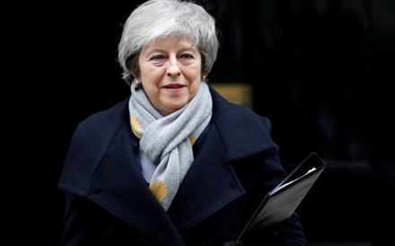 Theresa May considera adiamento do Brexit