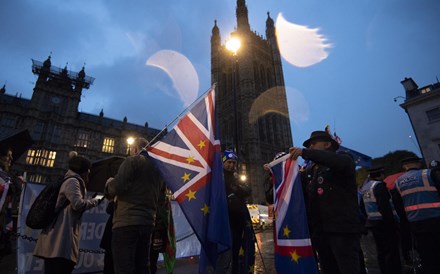 Parlamento britânico aprova emenda para tentar evitar Brexit sem acordo