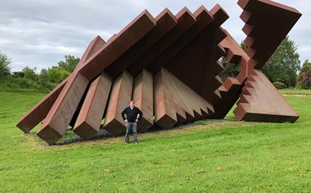 Dan Lee numa peça de arte à frente da Mahana Estates 