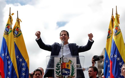 Guaidó proclama-se presidente da Venezuela. EUA apoiam-no. Maduro não desiste